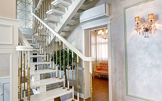 Интерьер холла, лестницы